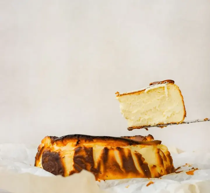 Rebanada de cheesecake vasco de textura cremosa