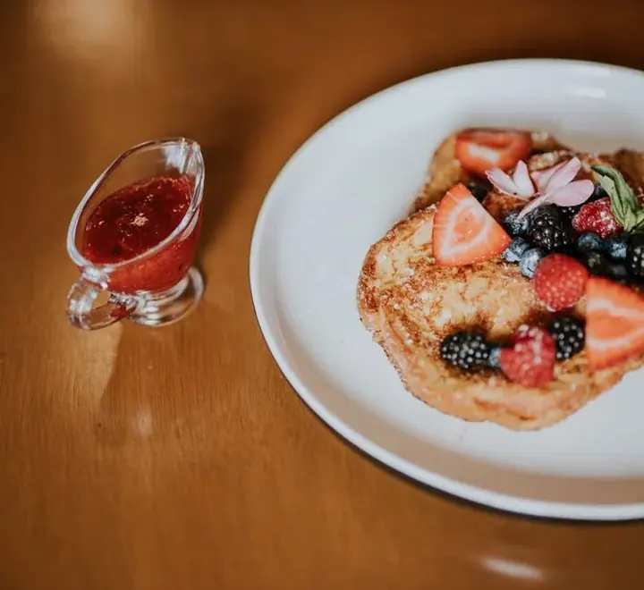 French toast con frutos rojos servido en un plato