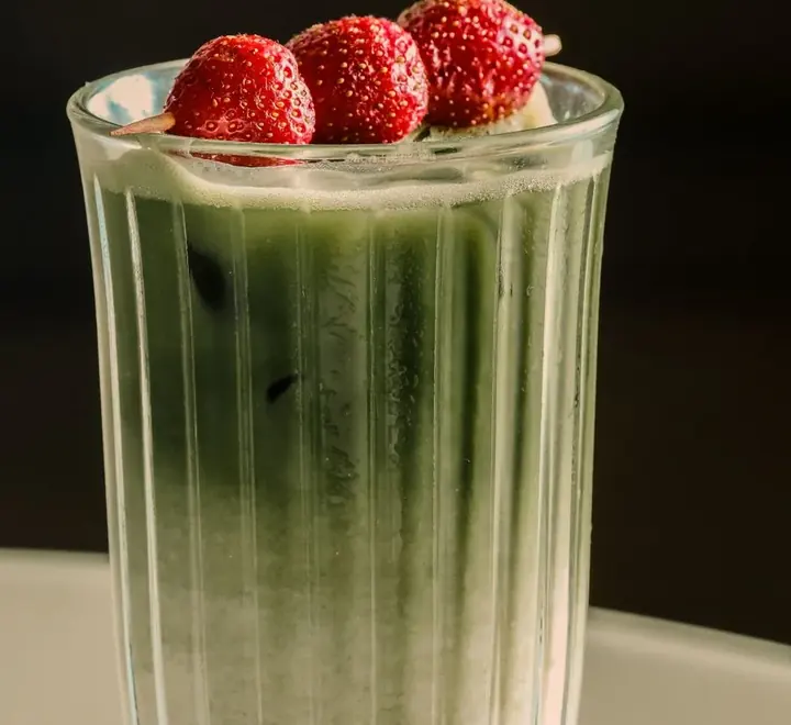 Vaso de matcha frío con una capa de fresa