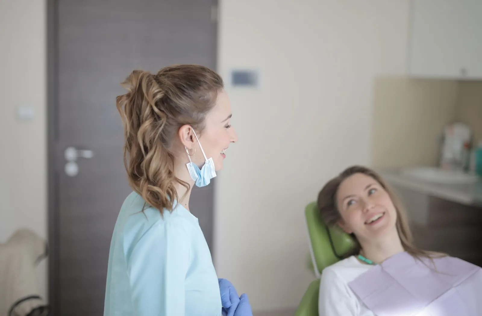 Dentista conversa con una paciente durante la consulta, imagen ilustrativa