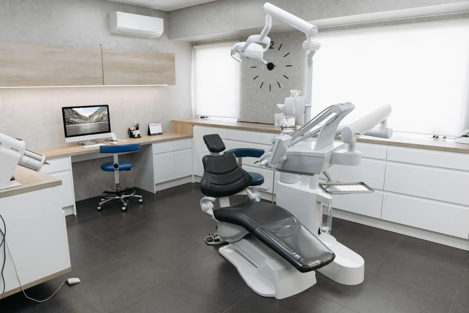 Consultorio dental moderno y luminoso, imagen ilustrativa
