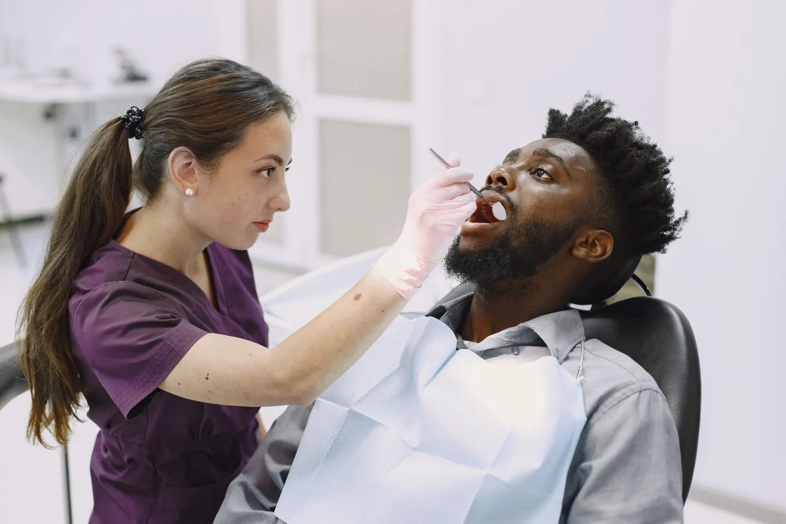 Dentista realiza una revisión dental, imagen ilustrativa