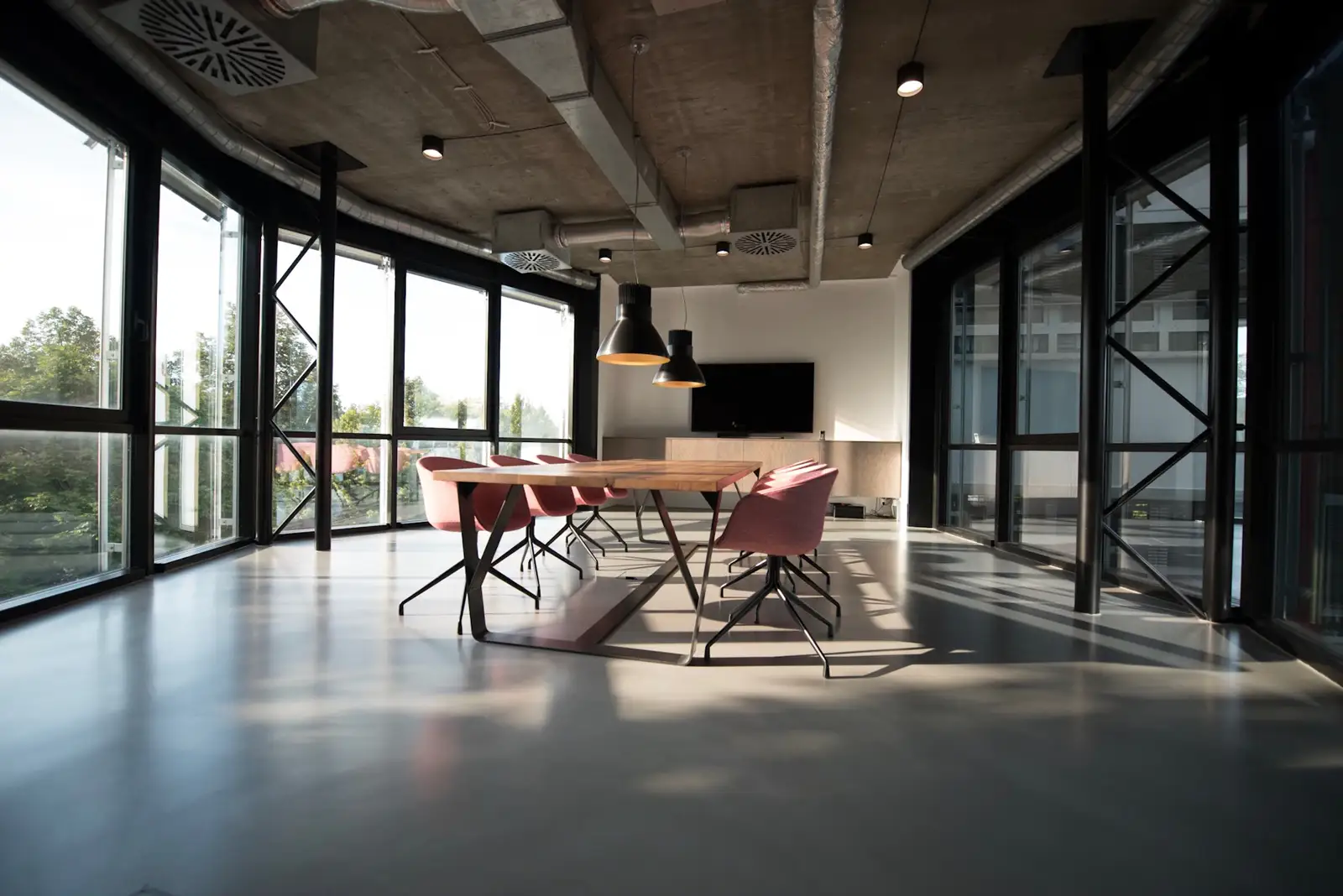 Sala de reuniones con ventanales