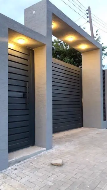 Cochera de aluminio con puerta peatonal integrada