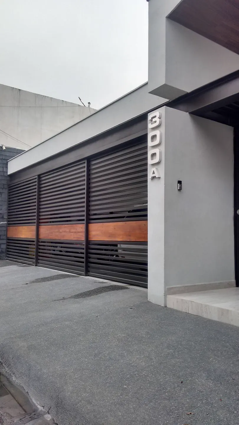 Cochera de aluminio con listones y acento tipo madera