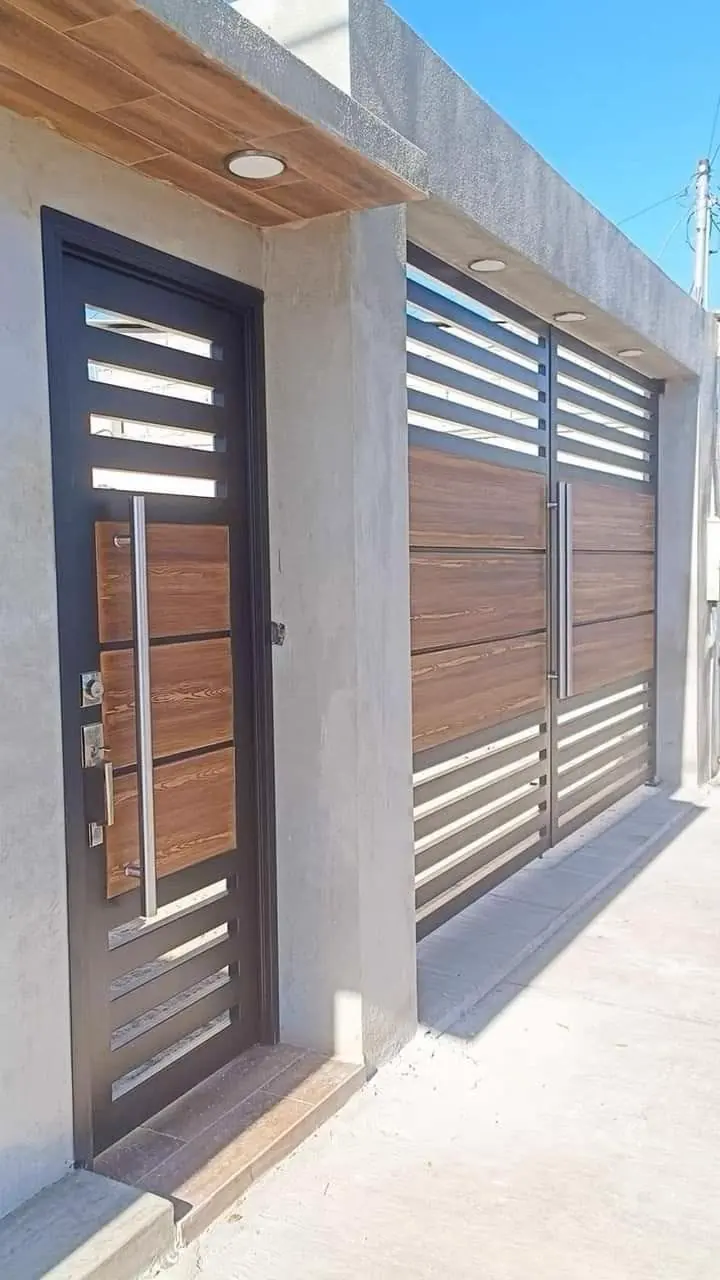 Portón de aluminio con puerta peatonal independiente