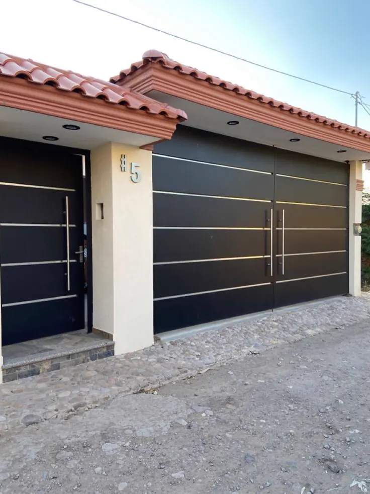 Cochera residencial de aluminio con diseño horizontal