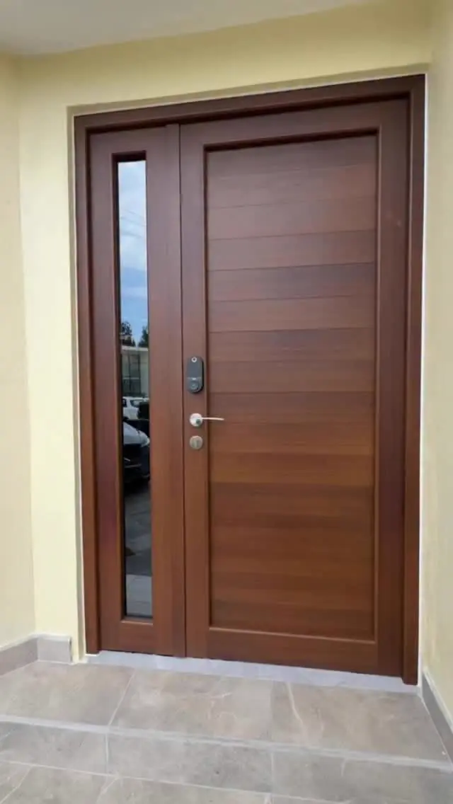 Puerta principal de aluminio con acabado tipo madera