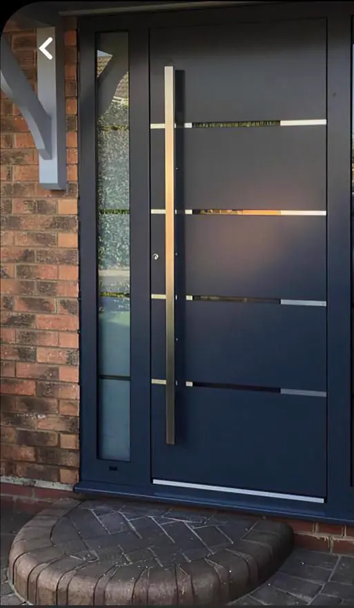 Puerta principal de aluminio negro