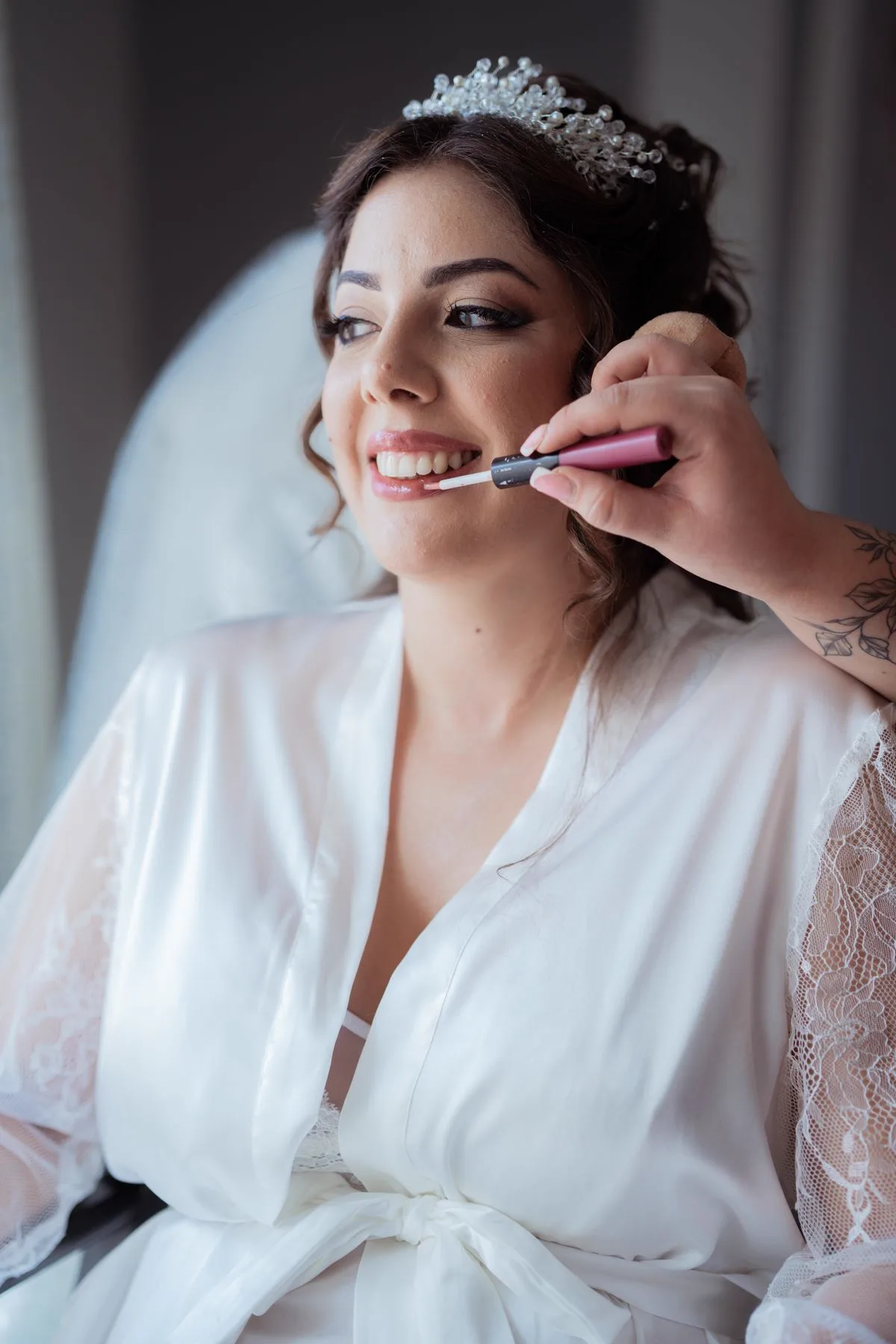 Fotografía ilustrativa de preparación de maquillaje para novia