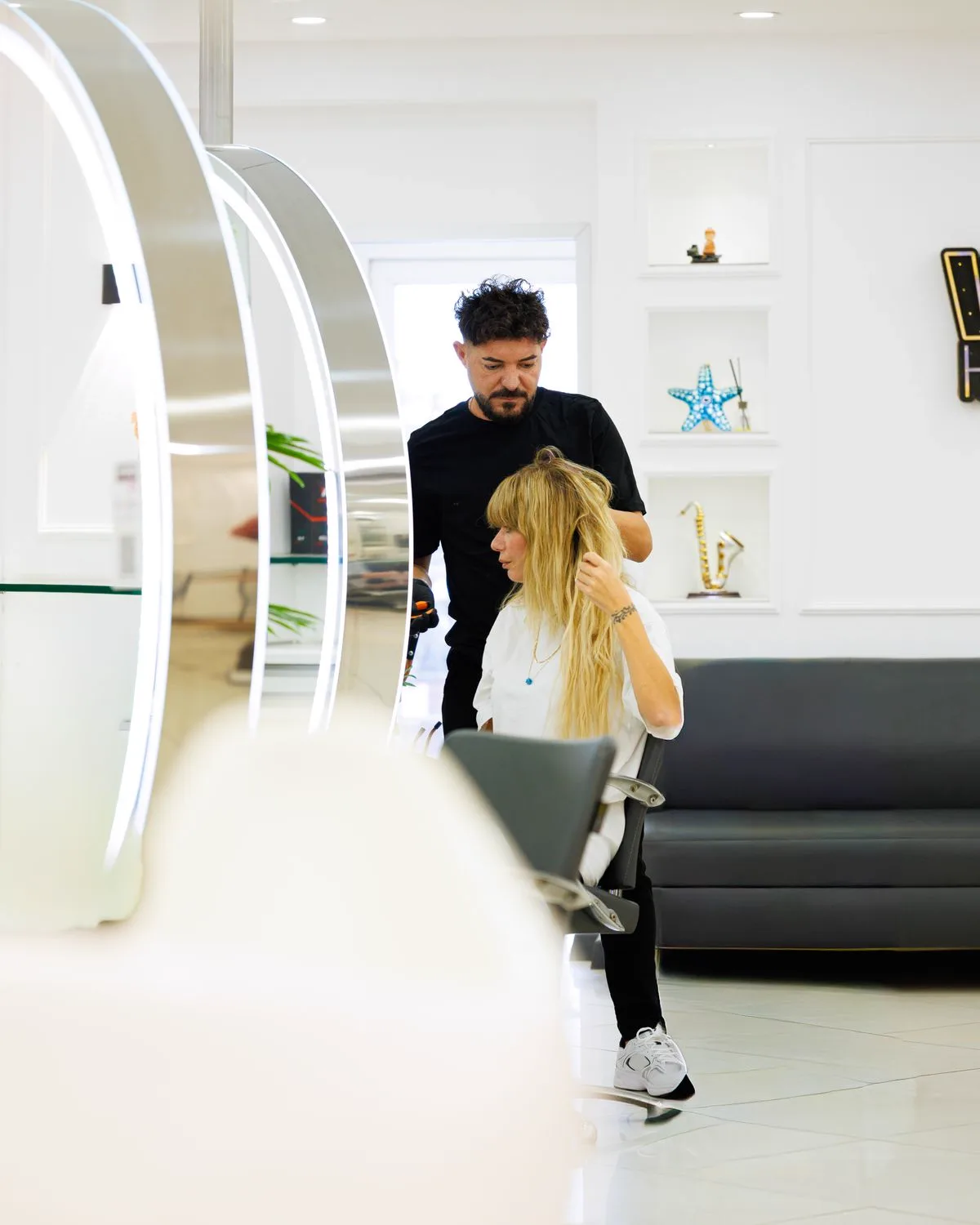 Fotografía ilustrativa de una clienta durante una consulta de cabello