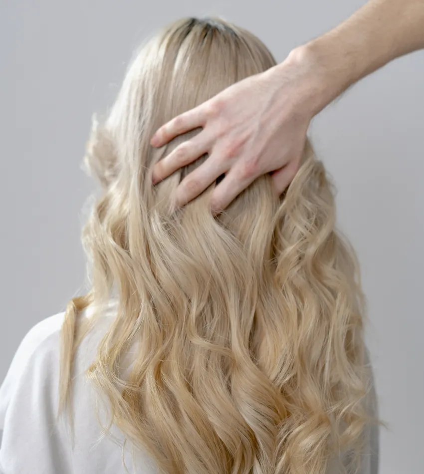 Cabello rubio con reflejos suaves visto de espaldas