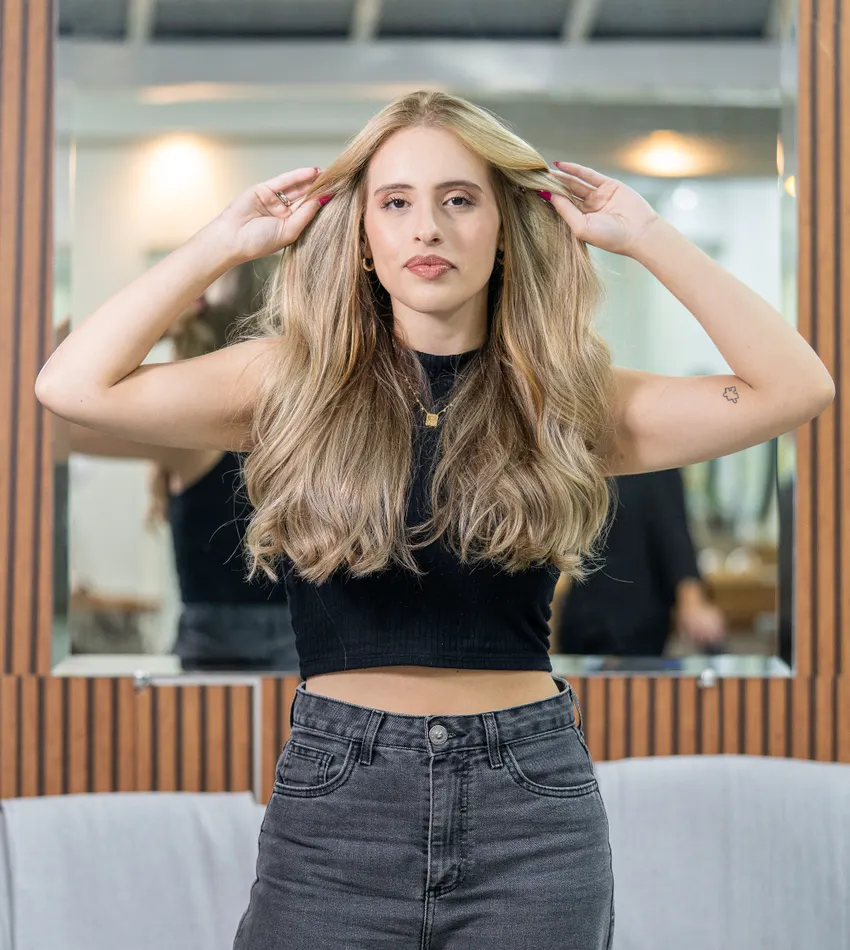 Cabello rubio largo con dimensión de color en un salón