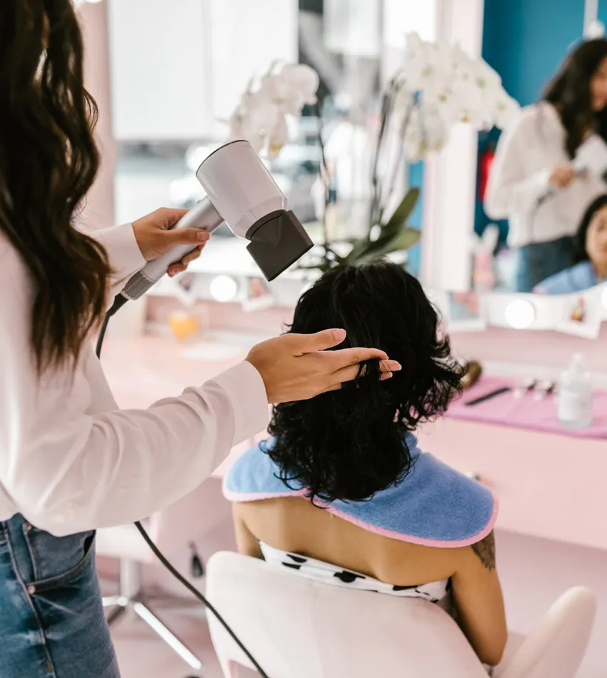 Secado de cabello con secador profesional