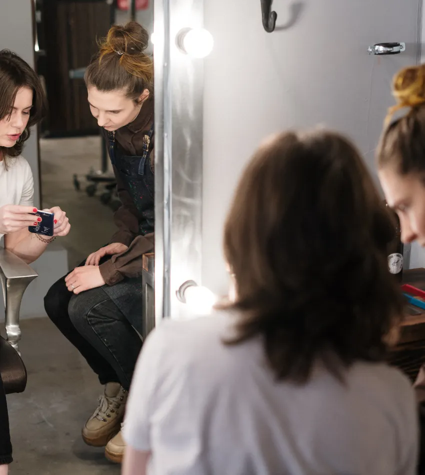 Estilista cortando el cabello de una clienta en salón