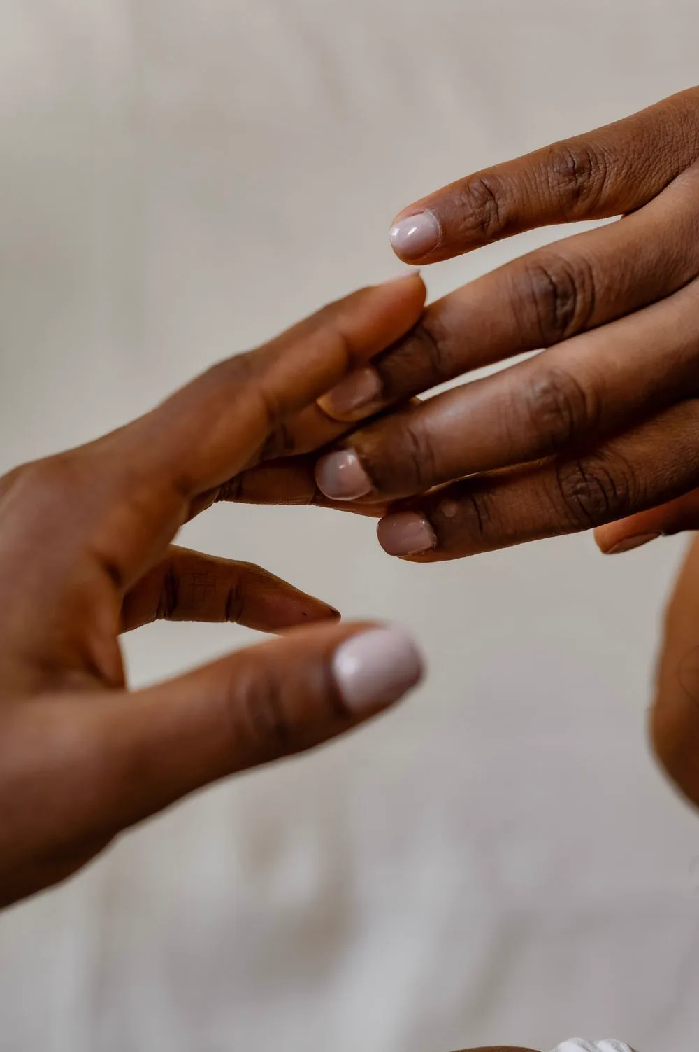 Manos con uñas de acabado natural