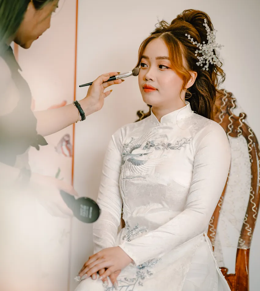 Novia preparándose con maquillaje profesional