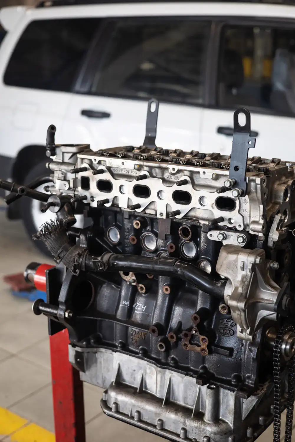 Motor en revisión dentro de un taller
