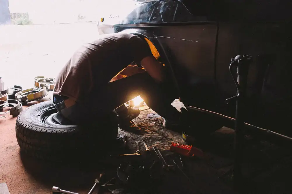 Técnico trabajando en la rueda de un automóvil